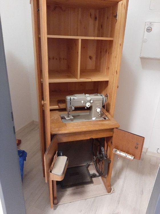 Bild: Nähmaschine mit Schrank 